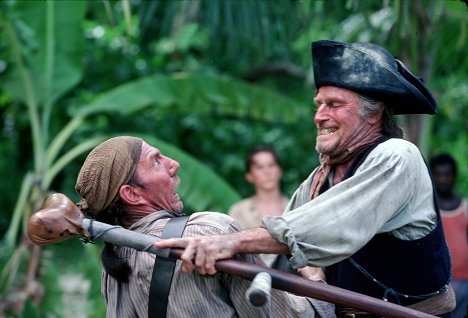 Pete Postlethwaite, Charlton Heston - La isla del tesoro - De la película