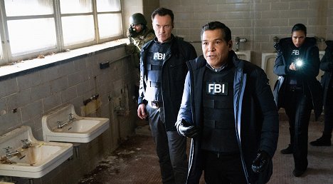 Julian McMahon, Nathaniel Arcand, Roxy Sternberg - FBI: Most Wanted - Ghosts - Film