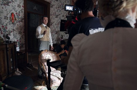 Luke Evans - The Alienist - Belly of the Beast - Van de set