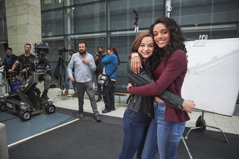 Joey King, Maisie Richardson-Sellers - The Kissing Booth 2 - Making of
