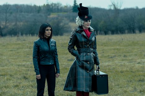 Ritu Arya, Kate Walsh - Umbrella Academy - Něco končí - Z filmu