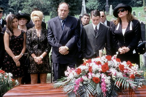 Jamie-Lynn Sigler, Edie Falco, James Gandolfini, Robert Iler, Aida Turturro - The Sopranos - Proshai, Livushka - Photos