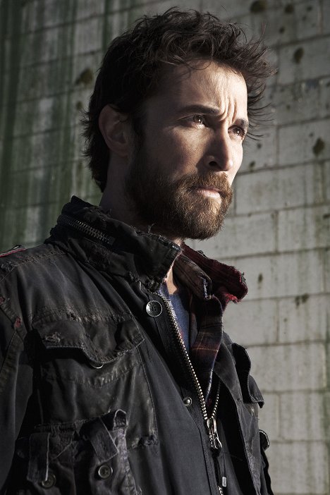 Noah Wyle - Falling Skies - Season 2 - Promoción