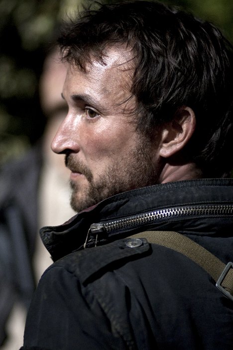 Noah Wyle - Falling Skies - Live and Learn - Photos