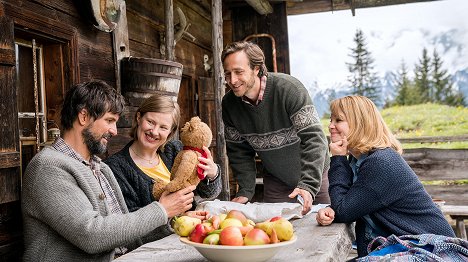 Tom Beck, Anna Drexler, Gabriel Raab, Annette Frier - Eine Almhütte für zwei - Kuvat elokuvasta