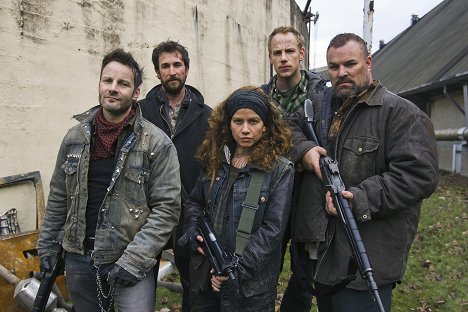 Ryan Robbins, Noah Wyle, Camille Sullivan, Geoff Redknap, Brad Kelly - Falling Skies - Love and Other Acts of Courage - Del rodaje