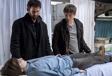 Dylan Authors, Noah Wyle, Connor Jessup - Falling Skies - Compass - Z filmu