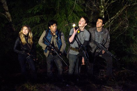 Sarah Carter, Peter Shinkoda, Connor Jessup, Drew Roy - Falling Skies - Shall We Gather at the River - Photos