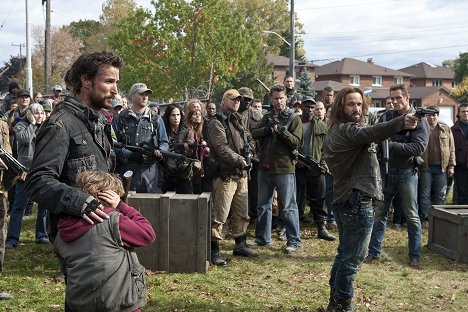 Noah Wyle, Colin Cunningham - Falling Skies - What Hides Beneath - De la película