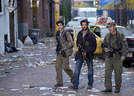 Drew Roy, Noah Wyle, Will Patton - Falling Skies - La Face cachée du rampant - Film