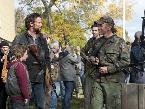 Noah Wyle, Will Patton - Falling Skies - What Hides Beneath - Photos