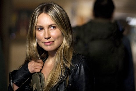 Sarah Carter - Falling Skies - Eight Hours - Van film