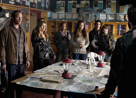 Sarah Carter, Moon Bloodgood, Dylan Authors - Falling Skies - Eight Hours - Kuvat elokuvasta