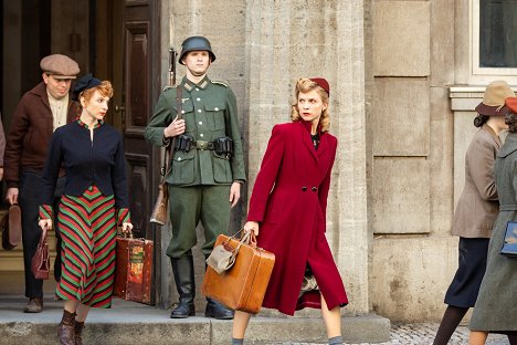 Vica Kerekes, Clémence Poésy - Ellenállás - Filmfotók