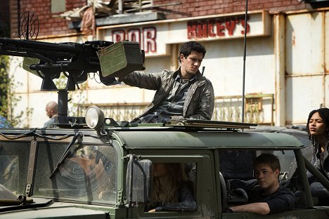 Drew Roy, Connor Jessup - Falling Skies - On Thin Ice - Photos