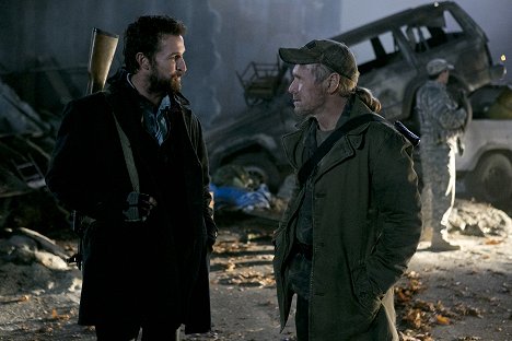 Noah Wyle, Will Patton - Falling Skies - At All Costs - Z filmu