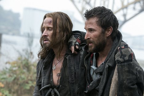 Colin Cunningham, Noah Wyle - Falling Skies - Search and Recover - Z filmu