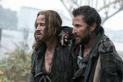 Colin Cunningham, Noah Wyle - Falling Skies - Search and Recover - Photos