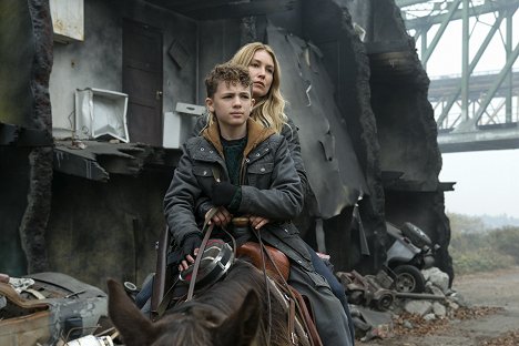 Maxim Knight, Sarah Carter - Falling Skies - Search and Recover - Z filmu