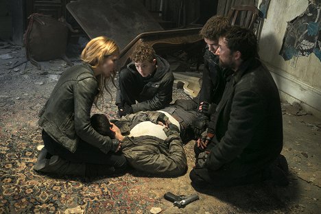 Sarah Carter, Maxim Knight, Connor Jessup, Noah Wyle - Falling Skies - Be Silent and Come Out - Photos