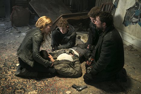 Sarah Carter, Maxim Knight, Connor Jessup, Noah Wyle - Falling Skies - Eine schwere Entscheidung - Filmfotos