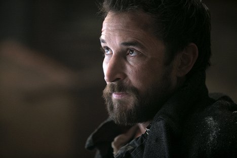 Noah Wyle - Falling Skies - Be Silent and Come Out - Z filmu
