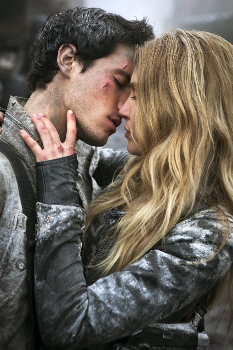 Drew Roy, Sarah Carter - Falling Skies - Journey to Xibalba - Photos