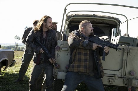 Colin Cunningham, Brad Kelly - Falling Skies - Ghost in the Machine - Photos
