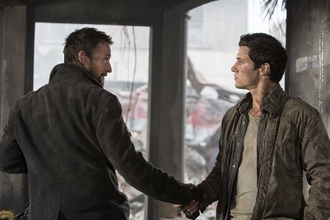 Noah Wyle, Drew Roy - Falling Skies - Exodus - Z filmu