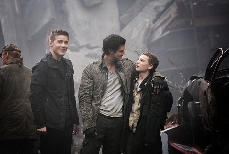 Connor Jessup, Drew Roy, Maxim Knight - Falling Skies - Door Number Three - De la película