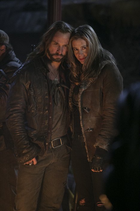 Colin Cunningham, Mira Sorvino - Falling Skies - A Thing with Feathers - Photos
