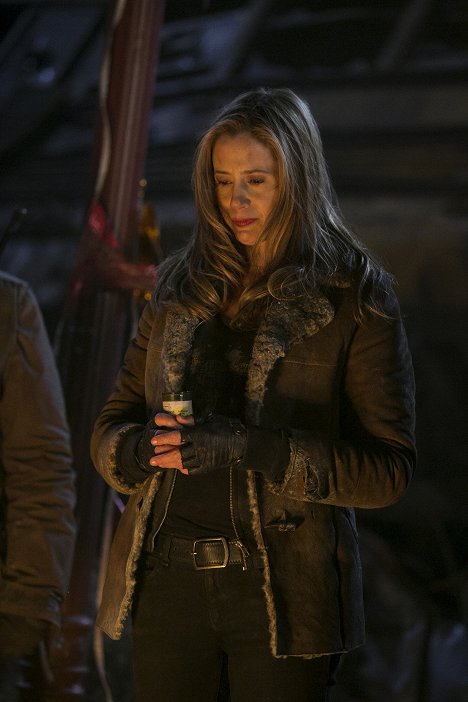 Mira Sorvino - Falling Skies - A Thing with Feathers - Photos