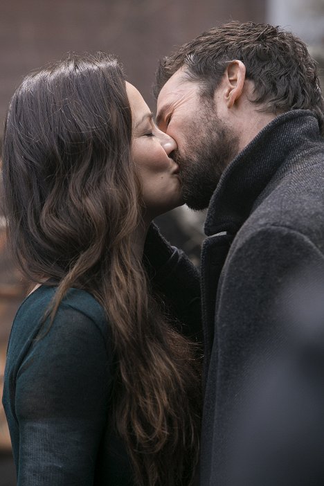 Moon Bloodgood, Noah Wyle - Falling Skies - Till Death Do Us Part - Z filmu