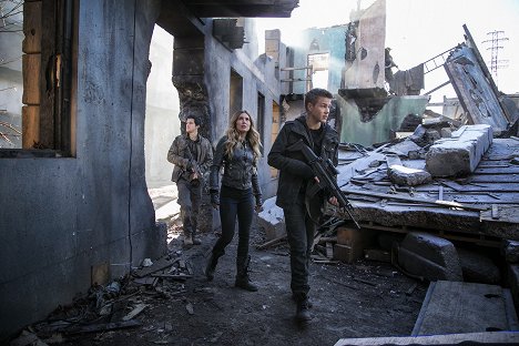 Drew Roy, Sarah Carter, Connor Jessup - Falling Skies - Shoot the Moon - Photos