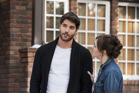 Nick Bateman, Andrea Bowen - A Family for the Holidays - Film