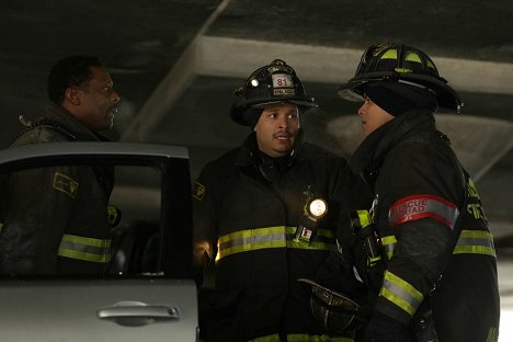Eamonn Walker, Joe Minoso, Charlie Barnett - Chicago Fire - Ein schwarzer Tag - Filmfotos