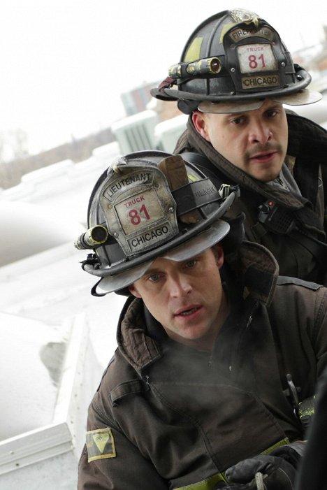 Jesse Spencer, Joe Minoso - Chicago Fire - Odpálení rakety - Z filmu