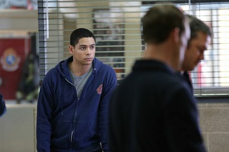 Charlie Barnett - Chicago Fire - Out with a Bang - Van film