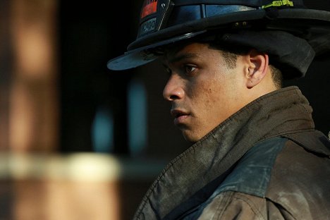 Charlie Barnett - Chicago Fire - Problematyczny dom - Z filmu