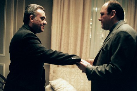Vincent Curatola, James Gandolfini - Sopranovci - For All Debts Public and Private - Z filmu