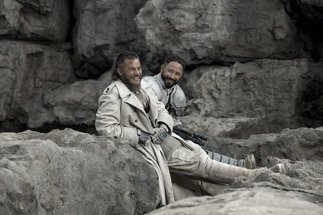 Travis Fimmel, Matias Varela - Raised by Wolves - Le Grand Méchant Loup - Film