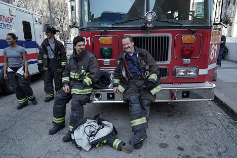 Monica Raymund, Jesse Spencer, Yuriy Sardarov, Christian Stolte - Chicago Fire - Category 5 - Van de set