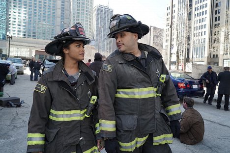 Monica Raymund, Joe Minoso - Chicago Fire - Category 5 - Del rodaje