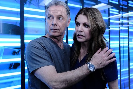 Bruce Greenwood, Jane Leeves - The Resident - Burn It All Down - Photos