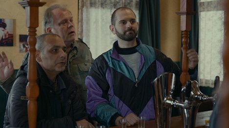 Pál Nyári, Zsolt Szentiványi, Botond Csillag - Drága örökösök - Tüntetés - De la película