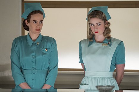 Sarah Paulson, Alice Englert - Ratchedová - Pilotní díl - Z filmu