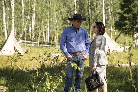 Kevin Costner, Wendy Moniz - Yellowstone - Going Back to Cali - Photos