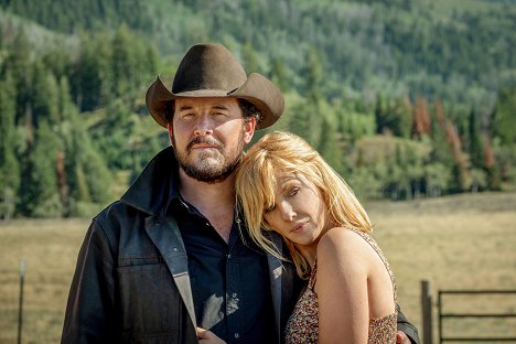 Cole Hauser, Kelly Reilly - Yellowstone - The Beating - Photos