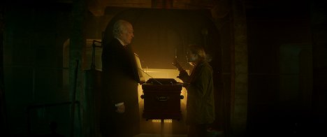 Clancy Brown, Caitlin Custer - The Mortuary - Jeder Tod hat eine Geschichte - Filmfotos