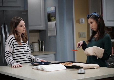 Kaitlyn Dever, Krista Marie Yu - Last Man Standing - The Passion of Paul - Photos